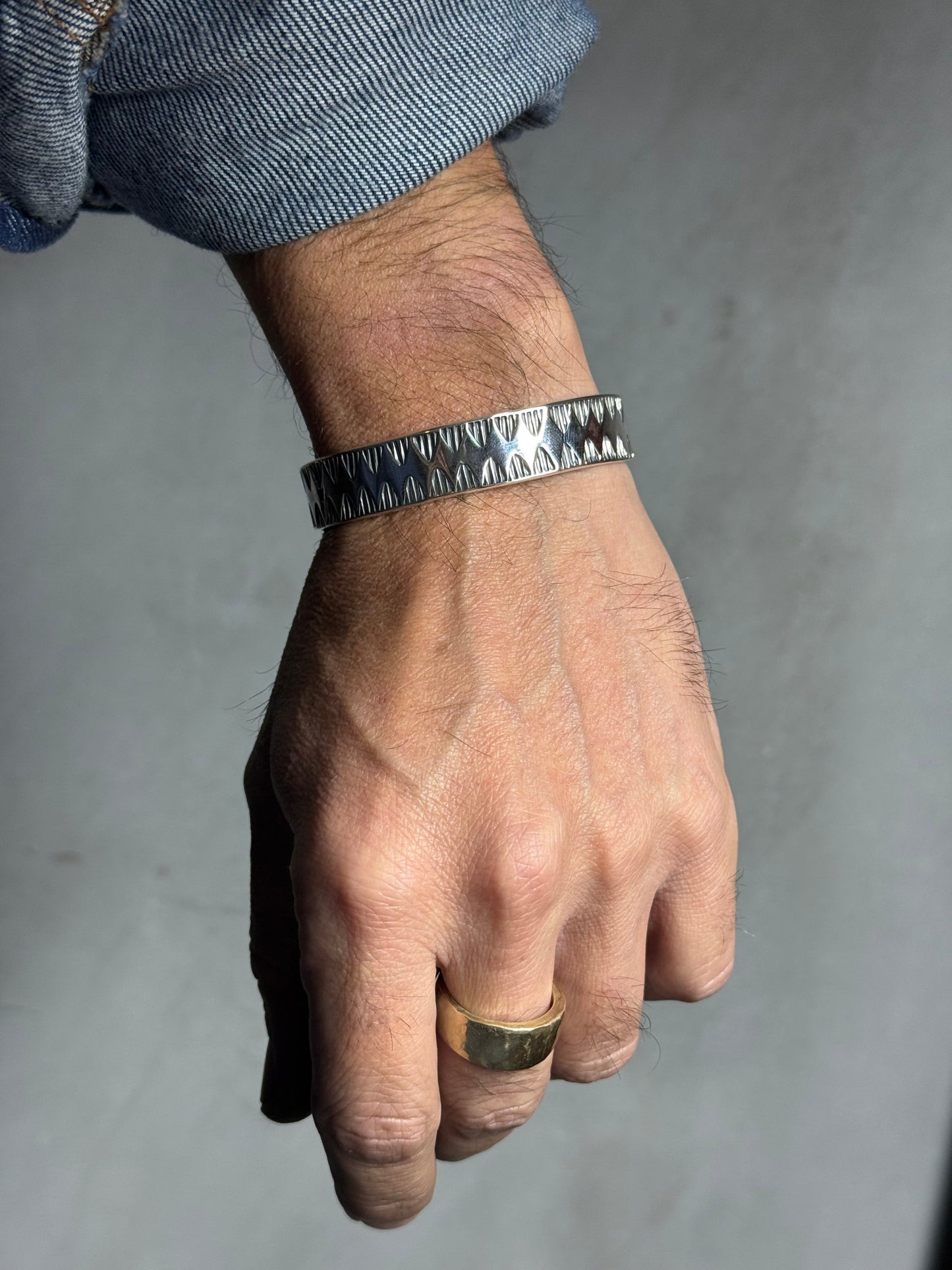Brazalete cincelado