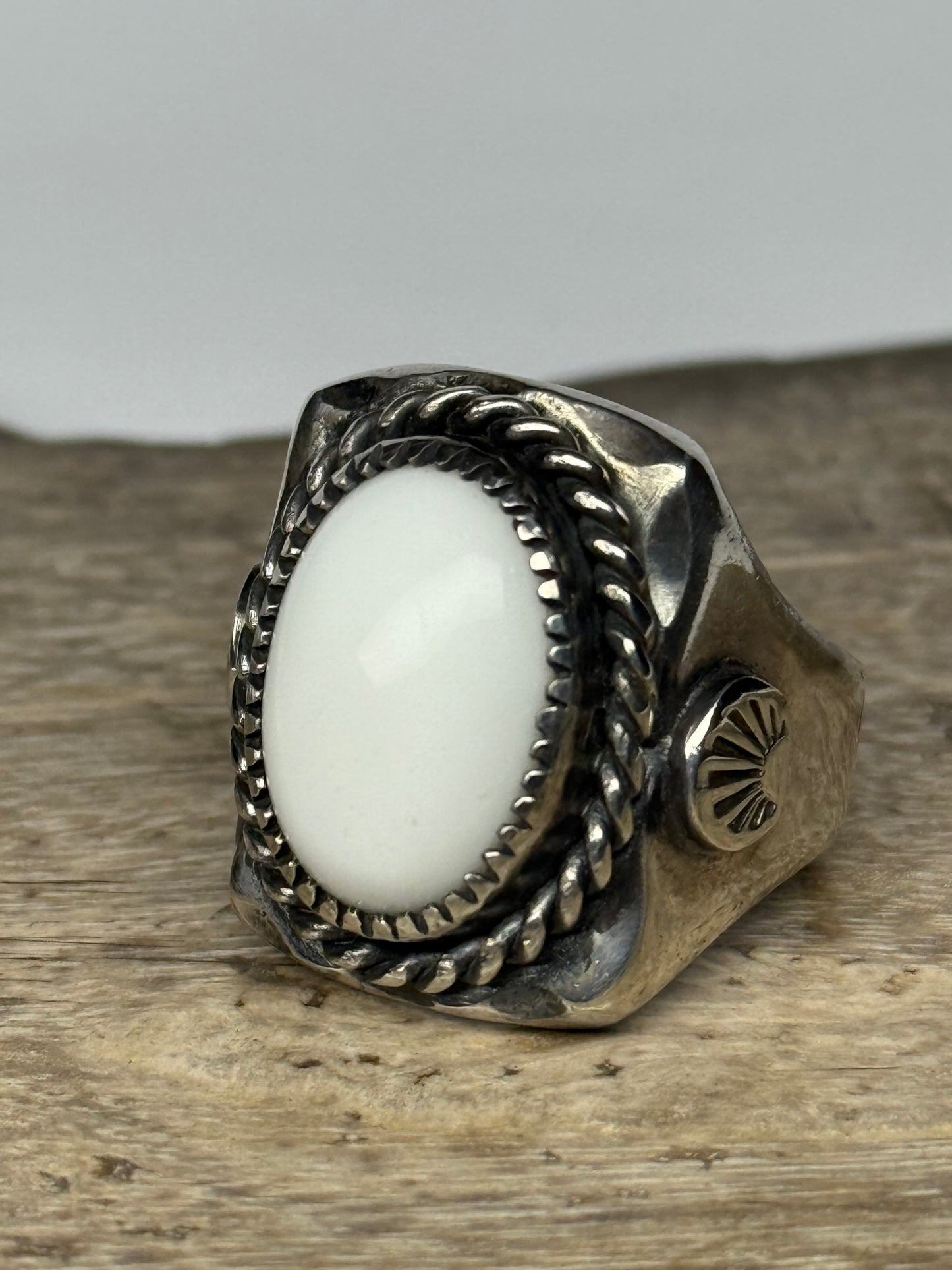 Anillo biker jade blanco 2022