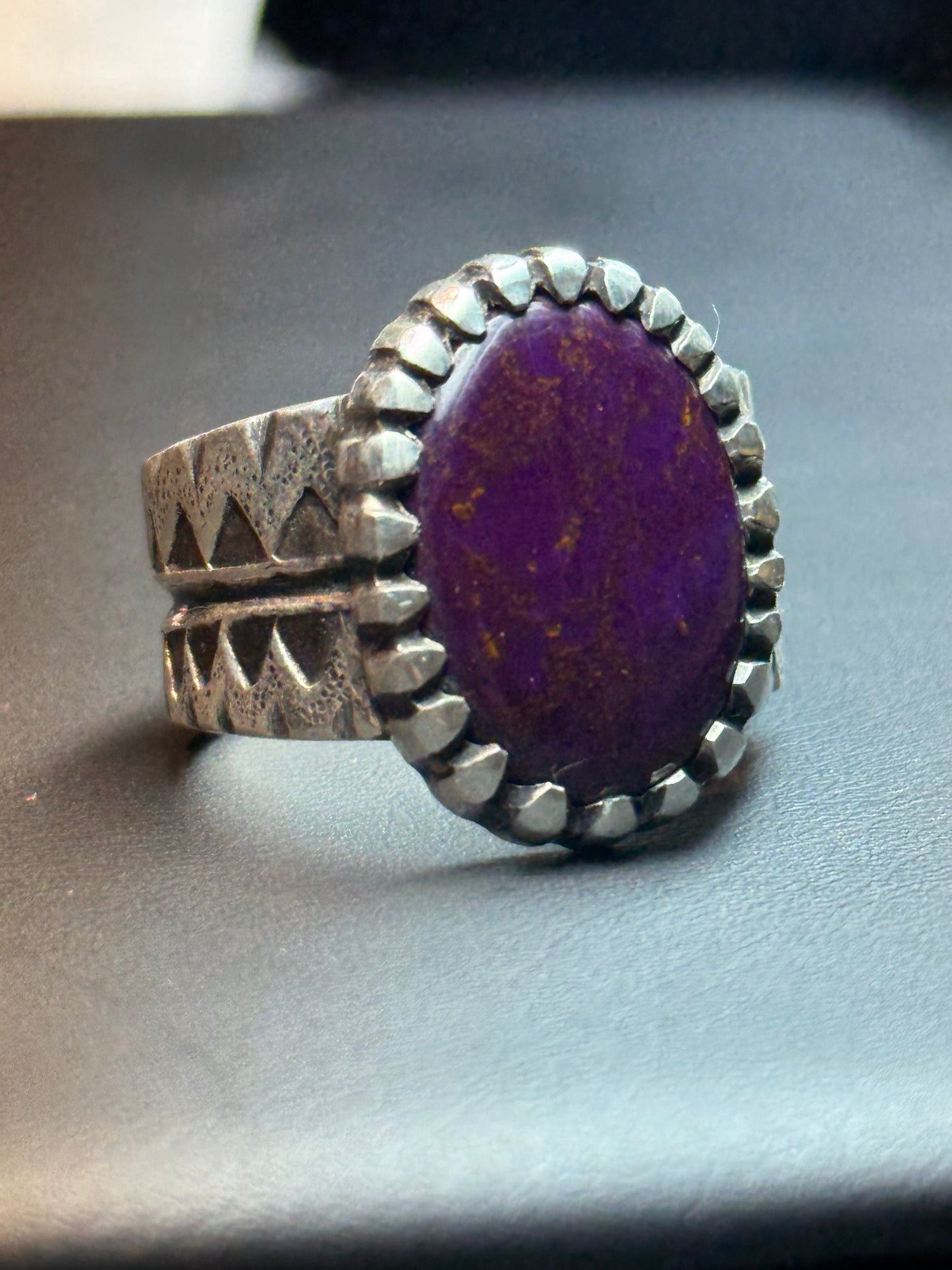 Anillo cincelado con Sugilita