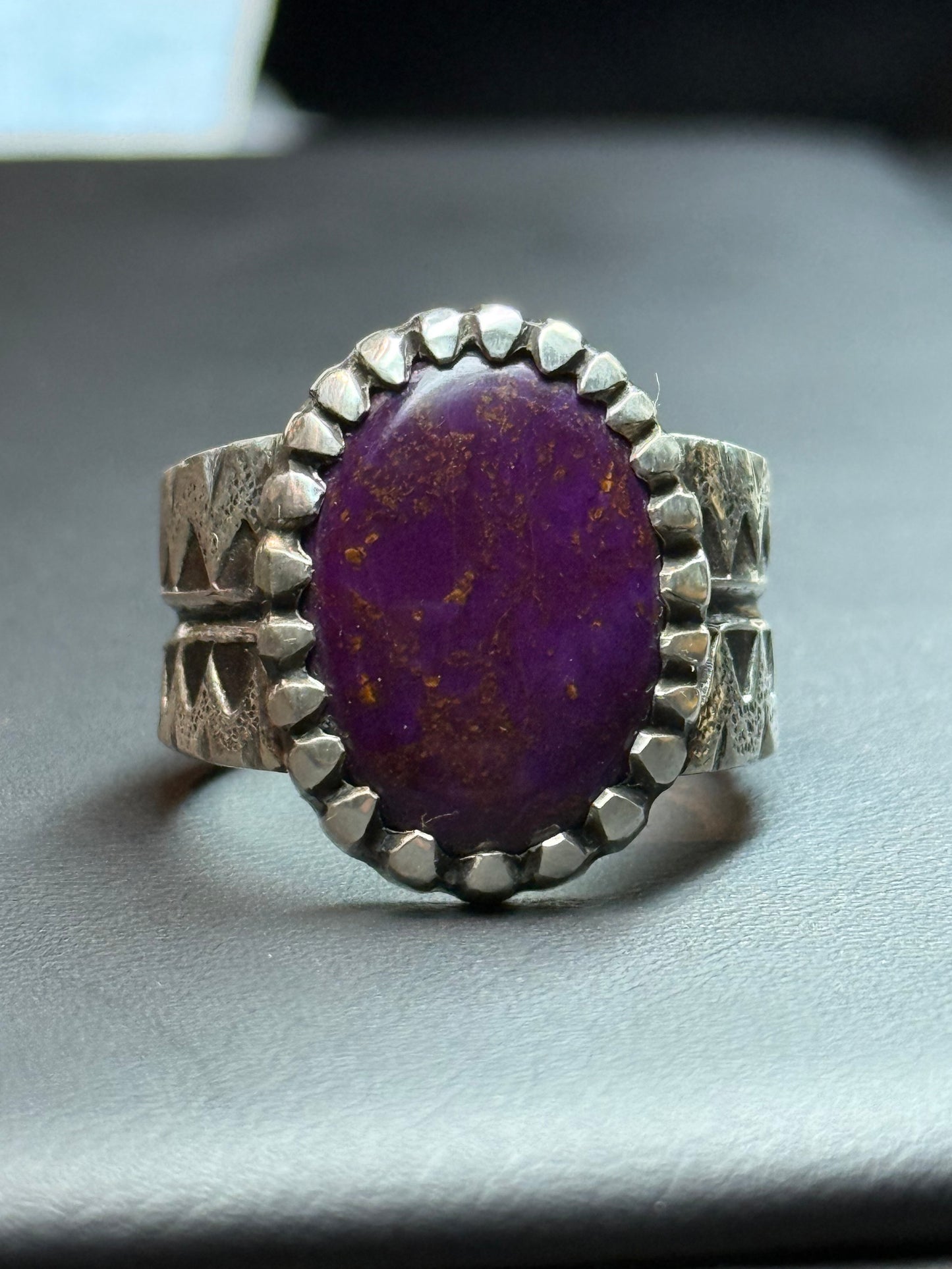 Anillo cincelado con Sugilita