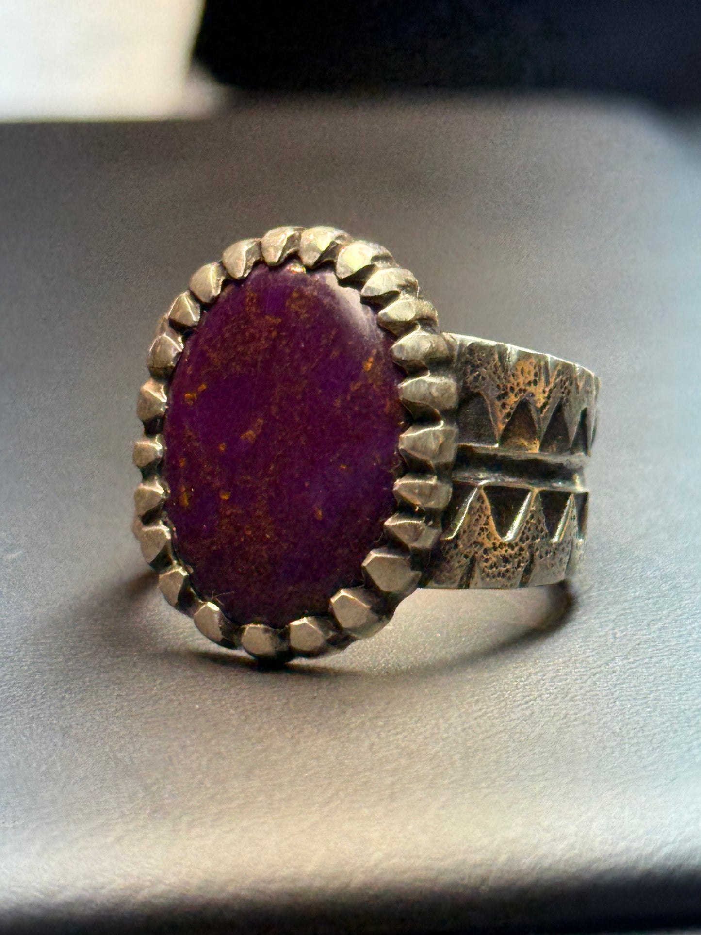 Anillo cincelado con Sugilita