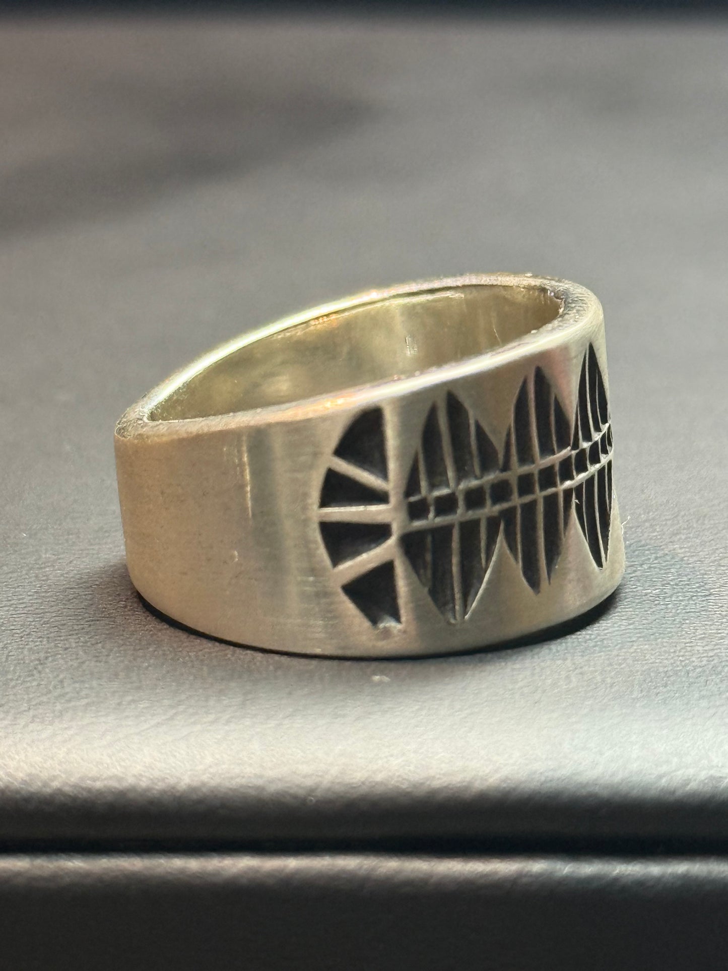 Anillo cincelado