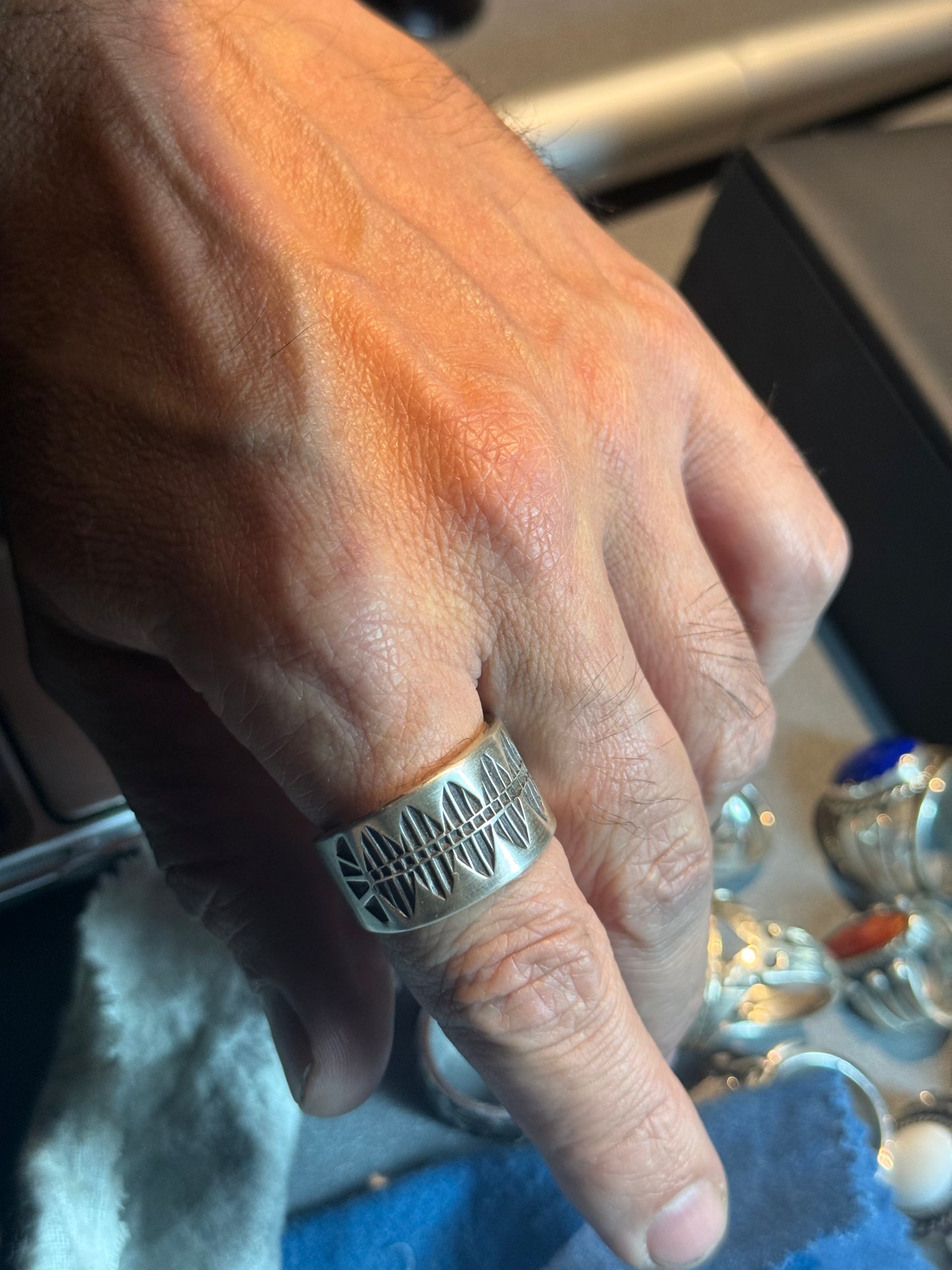 Anillo cincelado