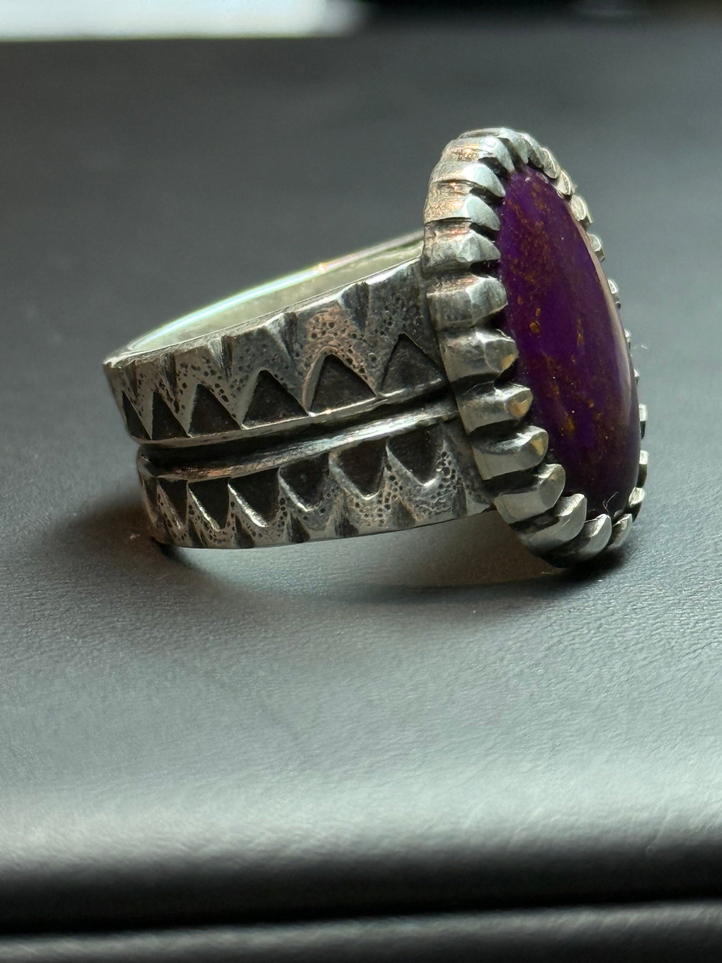 Anillo cincelado con Sugilita