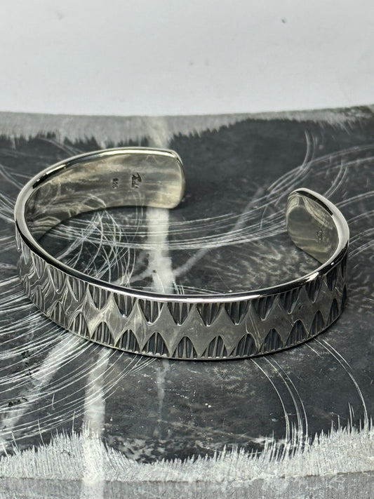 Brazalete cincelado