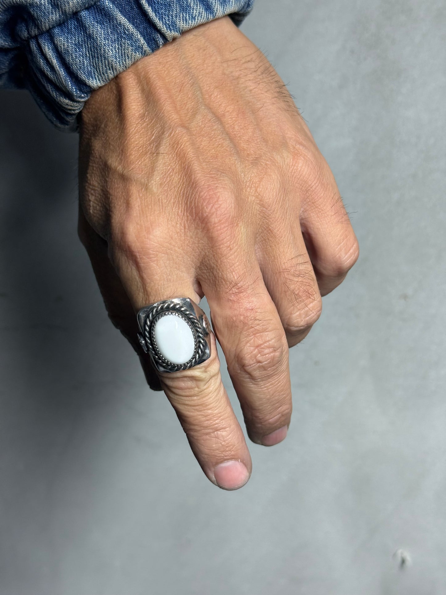 Anillo biker jade blanco 2022