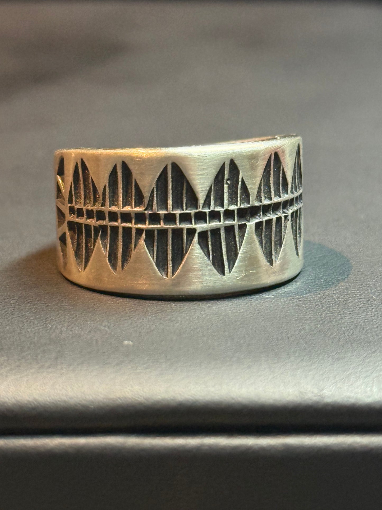 Anillo cincelado